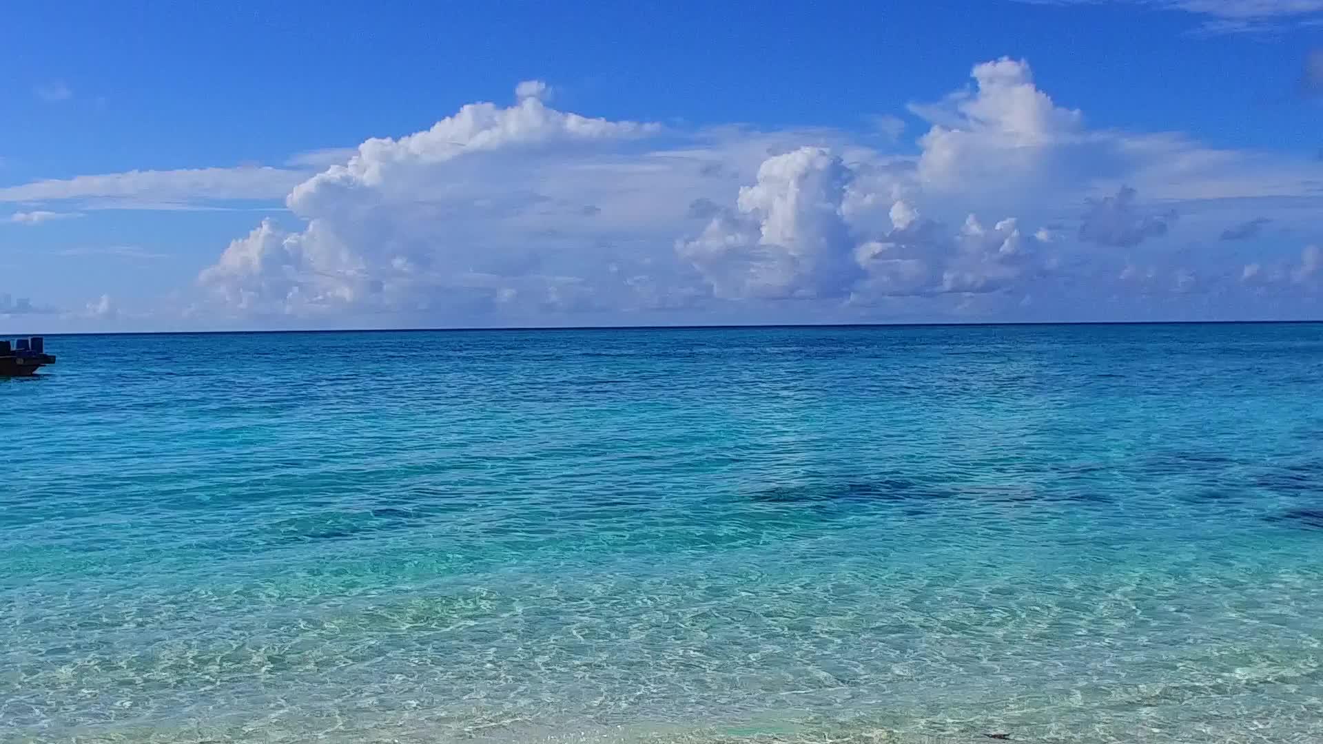 海滩附近浅海和白沙背景的海湾海滩之旅阳光明媚视频的预览图