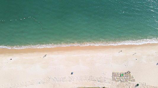 航拍自然风光海边度假沙滩上休闲疗养的人群视频的预览图