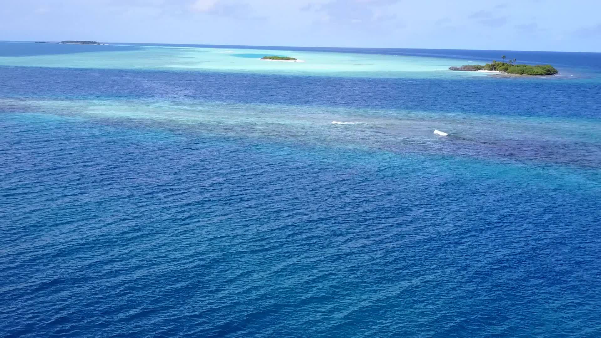 以蓝绿色的水和日落前的白色沙滩为背景在温暖宁静的海滨航行中航行视频的预览图