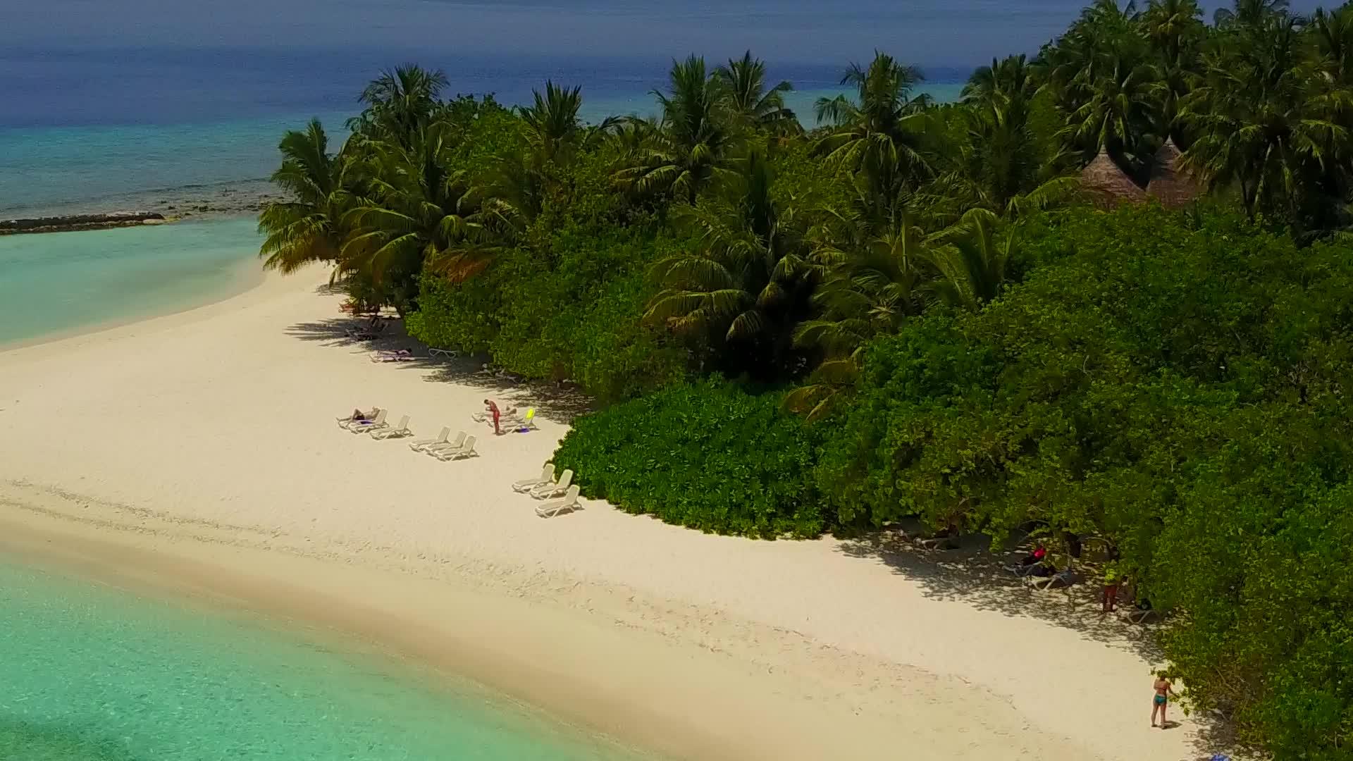 热带海湾海滩度假区的开放景观位于度假胜地附近的浅水区视频的预览图