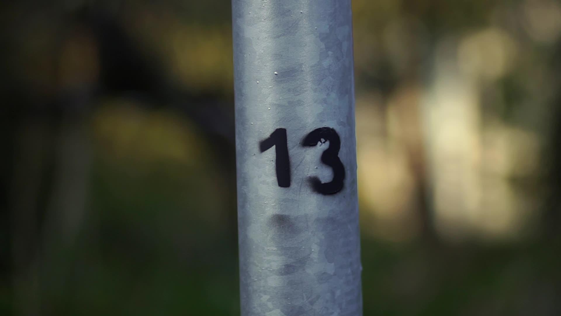 13号是用黑色漆画在管子上的视频的预览图