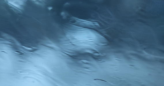 玻璃上的雨滴视频的预览图