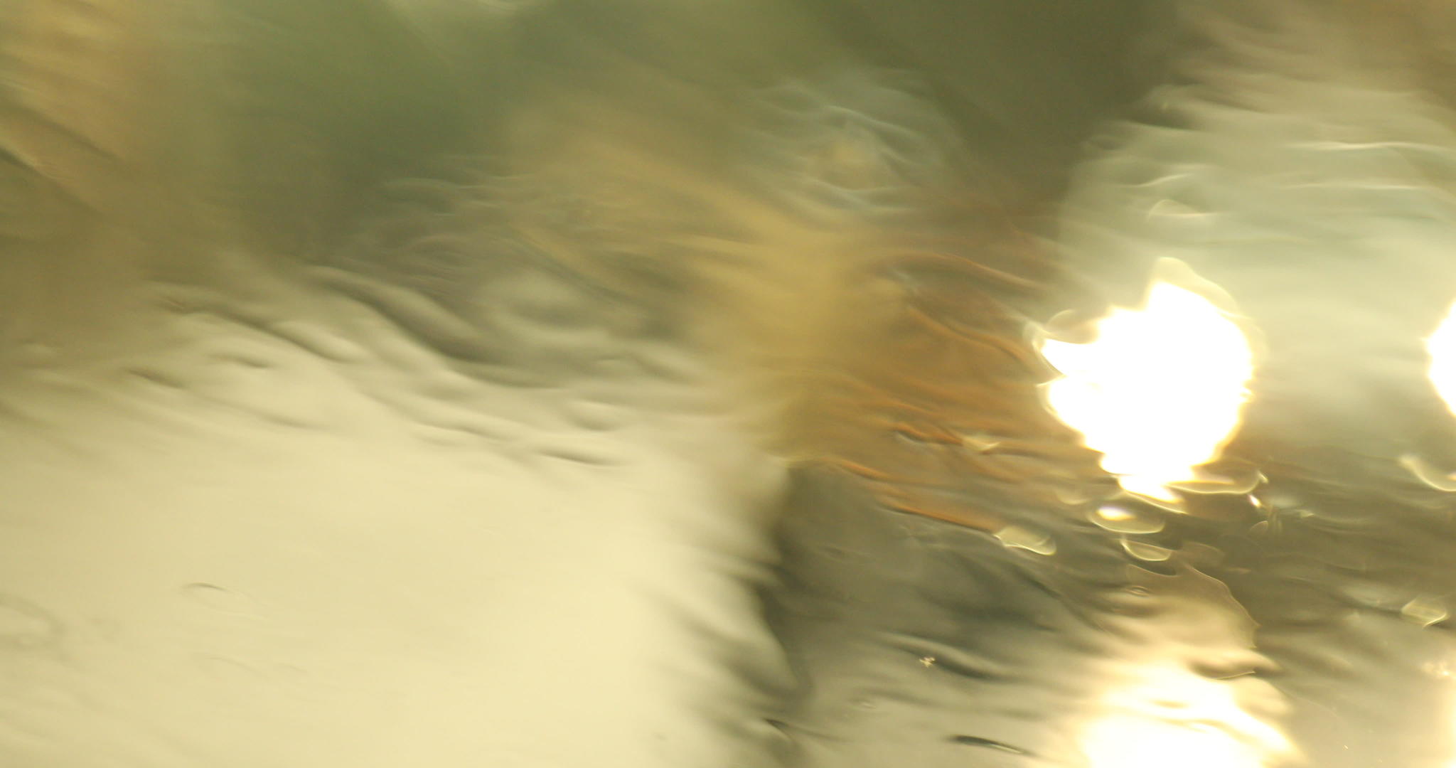 玻璃上的雨滴视频的预览图