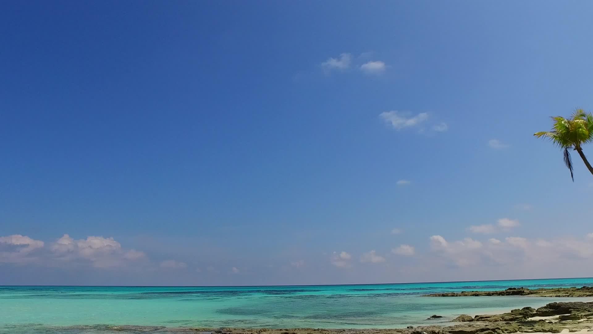 蓝水在海浪附近航行背景为蓝色水和白色沙子视频的预览图