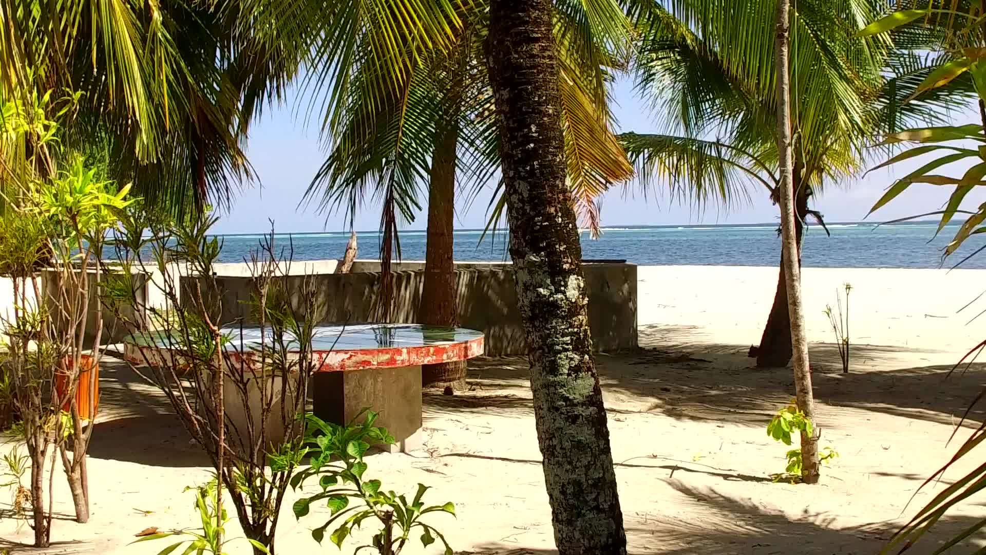 白沙背景附近蓝海宁静岛屿海滩阳光旅游视频的预览图
