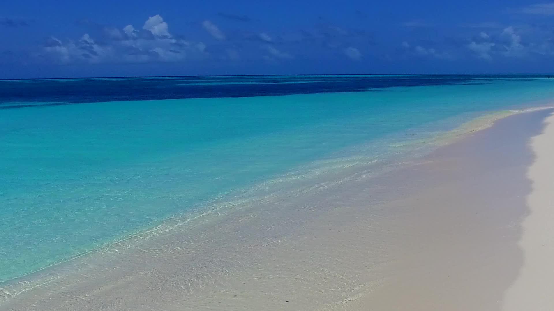 美丽的旅游海滩度假蓝色海洋和沙巴附近清洁海滩的背景视频的预览图