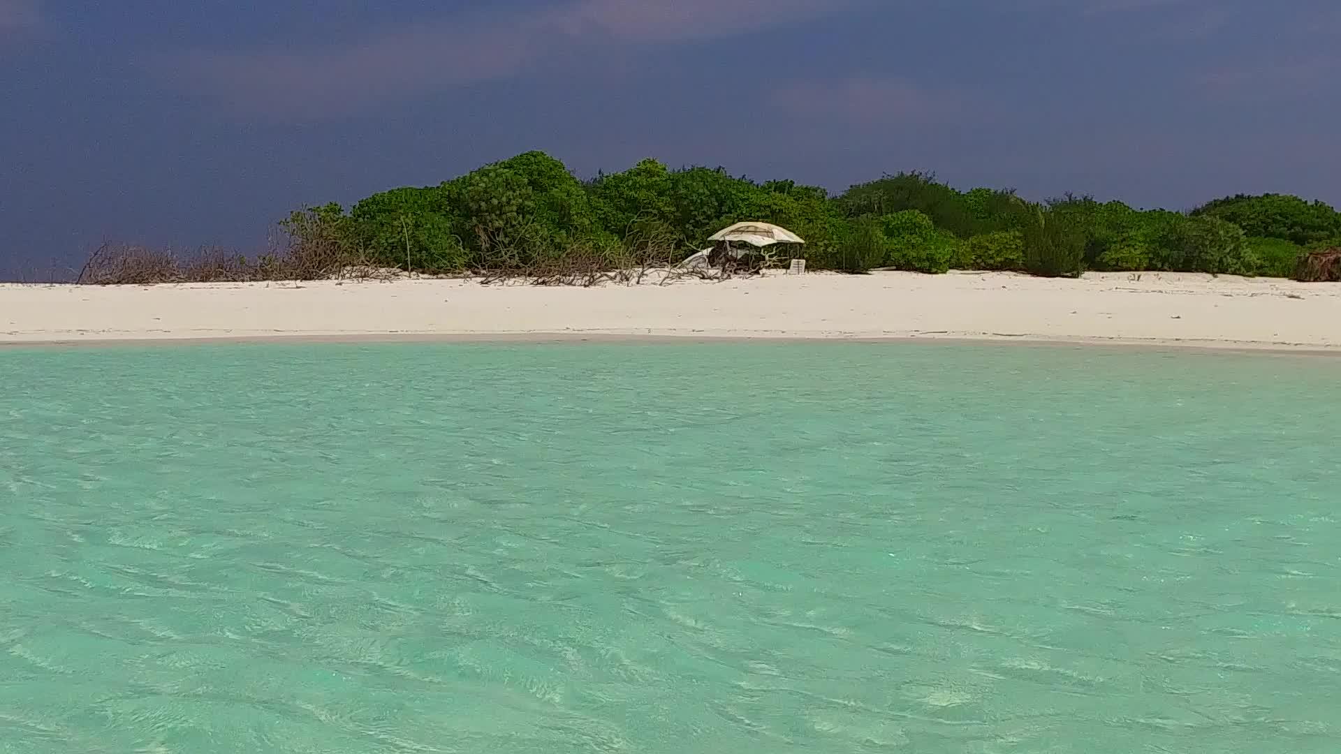 透明的海洋和沙巴附近干净的海滩背景在海滩上冒险视频的预览图