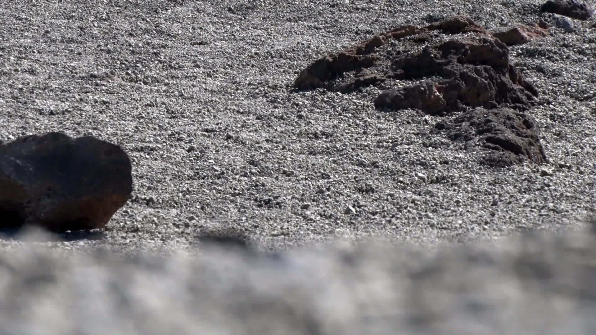 火山碎石上的热现象视频的预览图