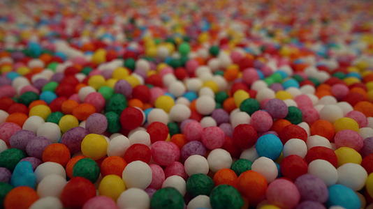 彩色宏观糖果喷洒运动背景视频的预览图