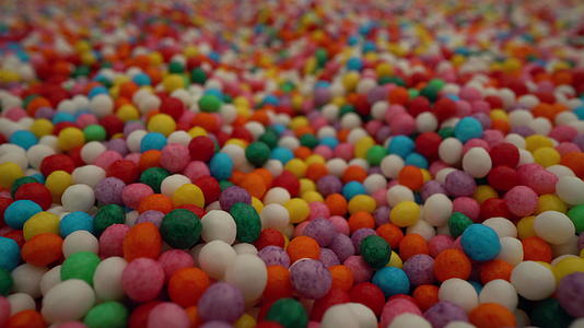 彩色宏观糖果喷洒运动背景视频的预览图