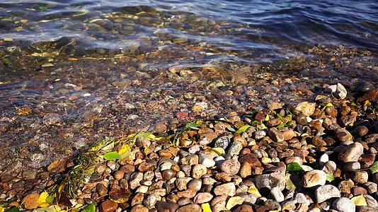 自然背景海岸和水面有岩石视频的预览图
