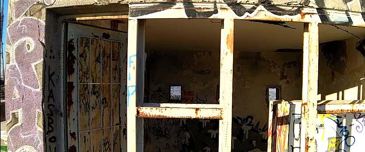 废弃的建筑充满了涂鸦没有形态视频的预览图