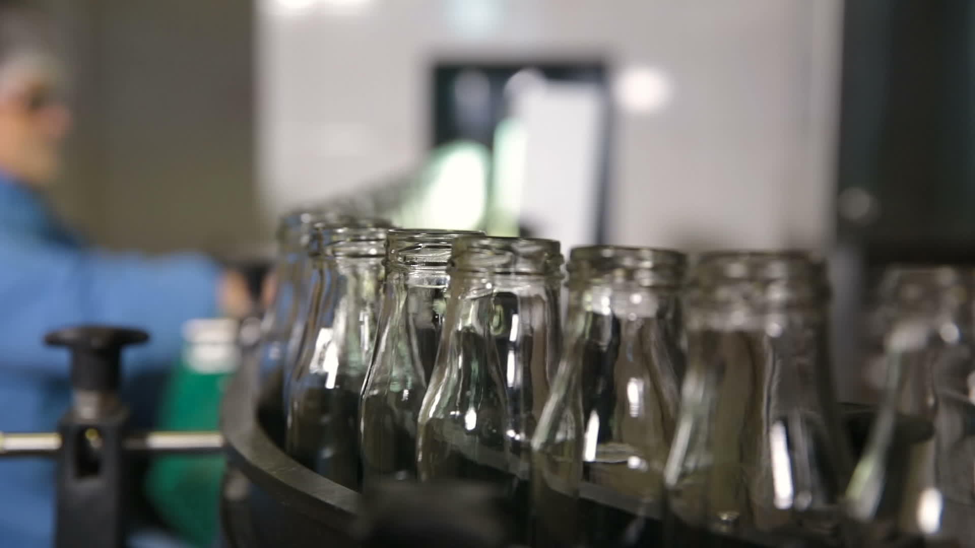 大型工厂配备了清洁牛奶瓶的输送机视频的预览图