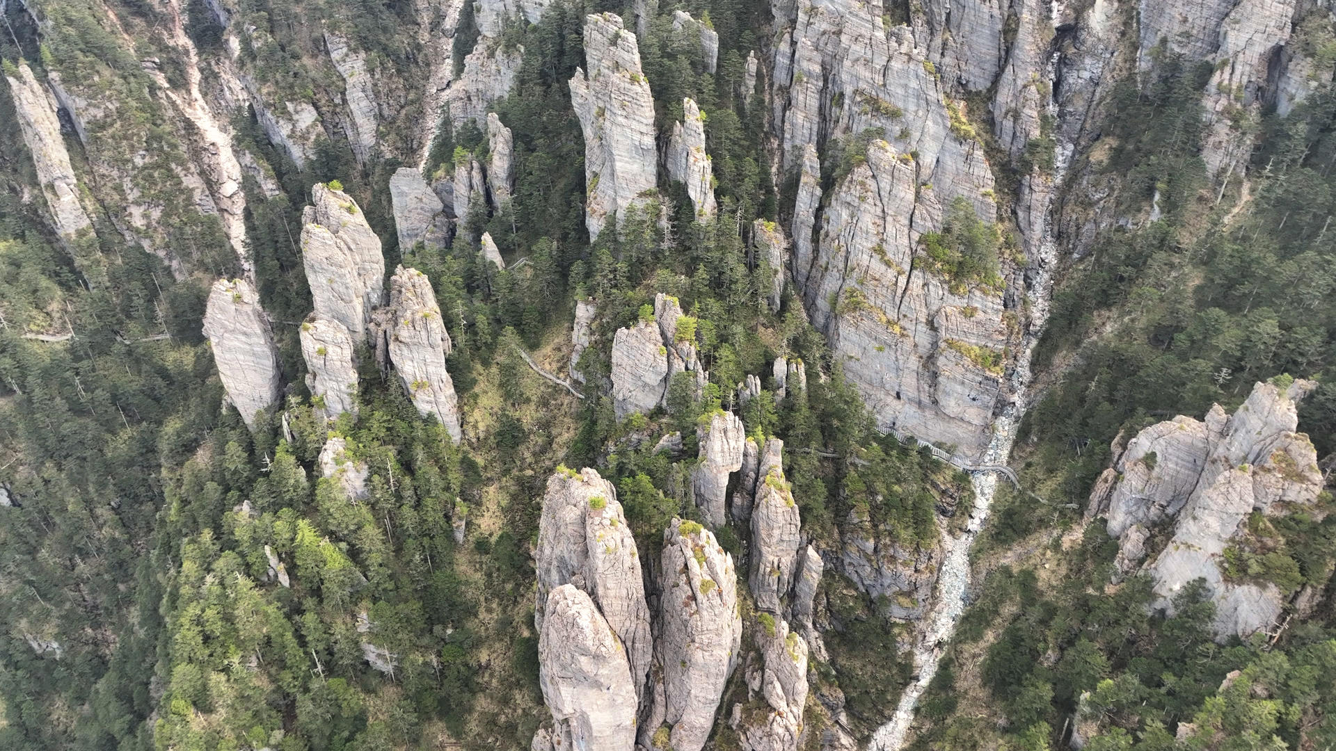 湖南湘西航拍张家界杨家寨奇石峰4k素材视频的预览图