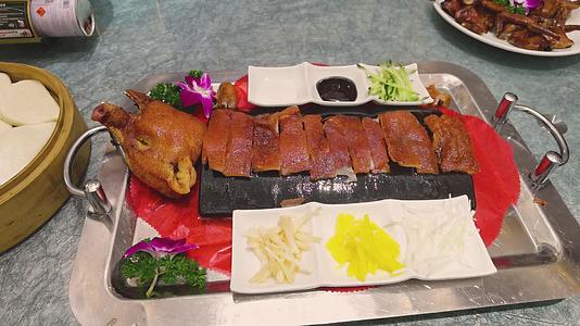 广东粤菜广式著名菜肴脆皮烤乳猪4K美食素材视频的预览图