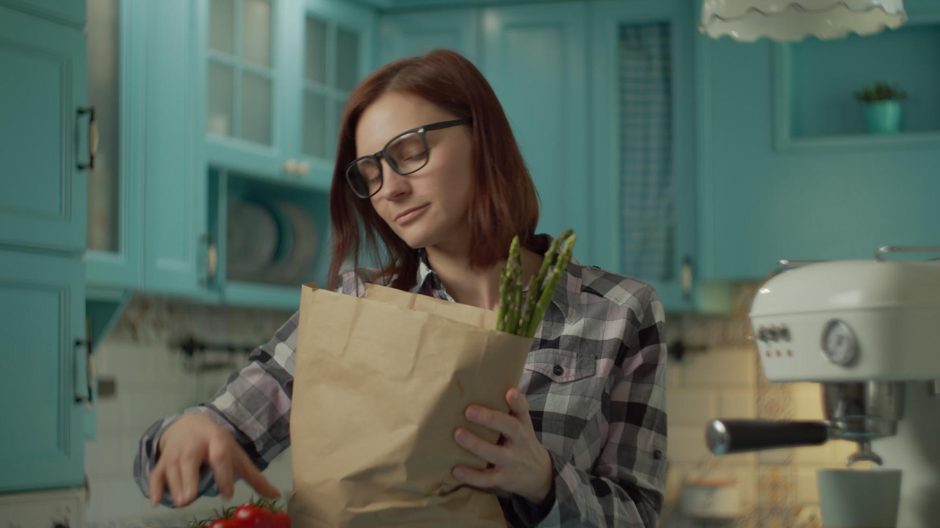 戴眼镜的年轻成年女性在家里拿着纸袋和新鲜食物视频的预览图