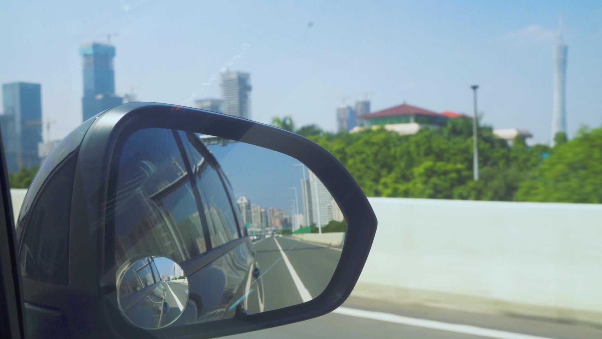 实拍城市高速公路上车内视角视频的预览图