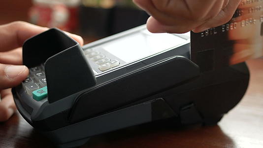 4K图片男子持有信用卡在信用卡终端读卡用信用卡视频的预览图