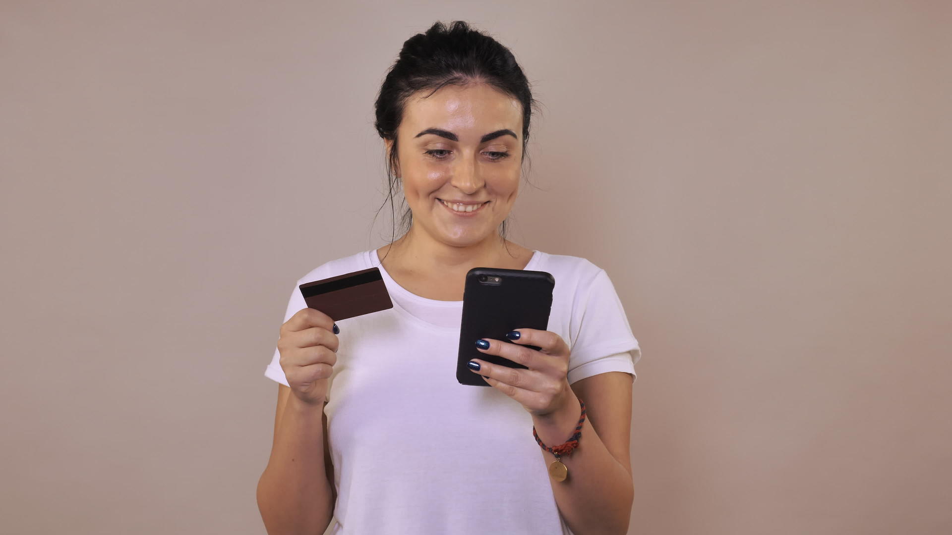快乐的女性使用手机购物应用程序视频的预览图