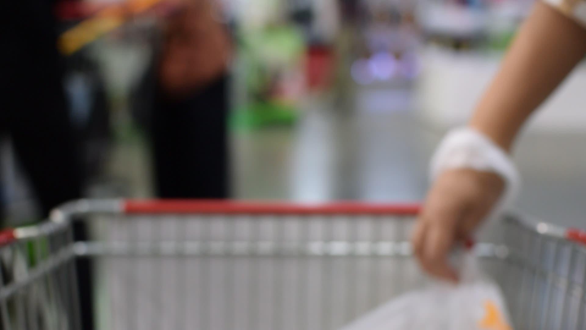 超市购物车的模糊性视频的预览图
