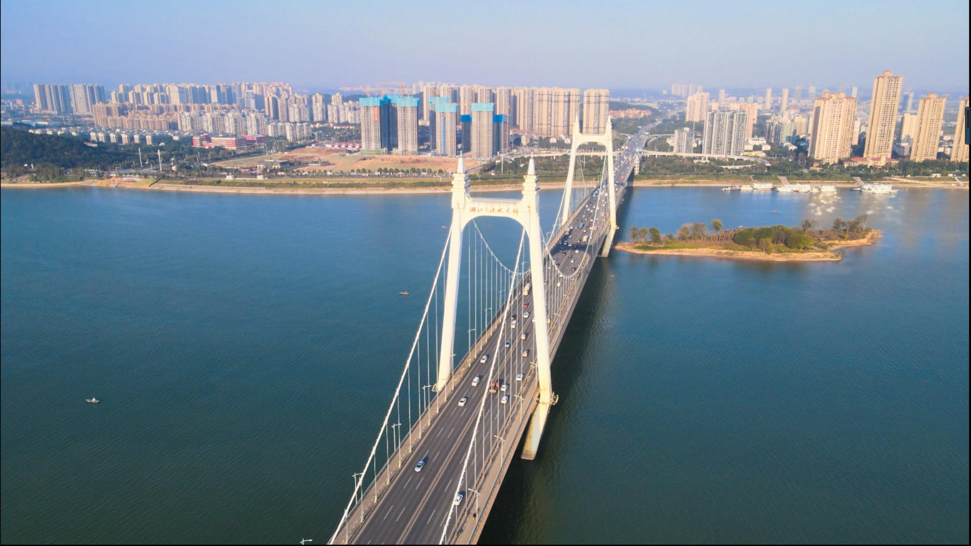 湖南长沙三汊矶大桥交通车流城市大桥4k建筑航拍视频的预览图