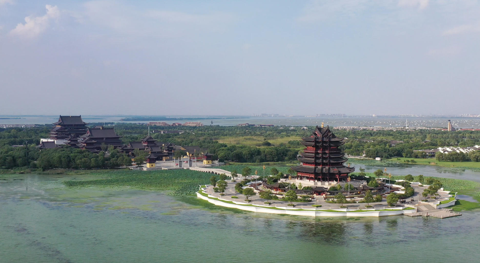 航拍苏州重元寺阳澄湖边的寺庙视频的预览图