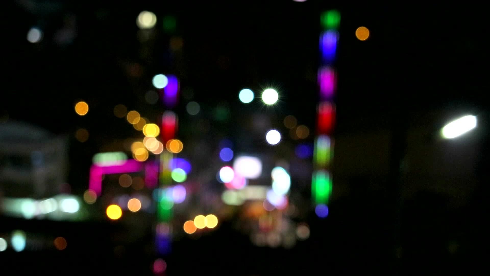 夜间购物中心的模糊与bokeh多色光视频的预览图