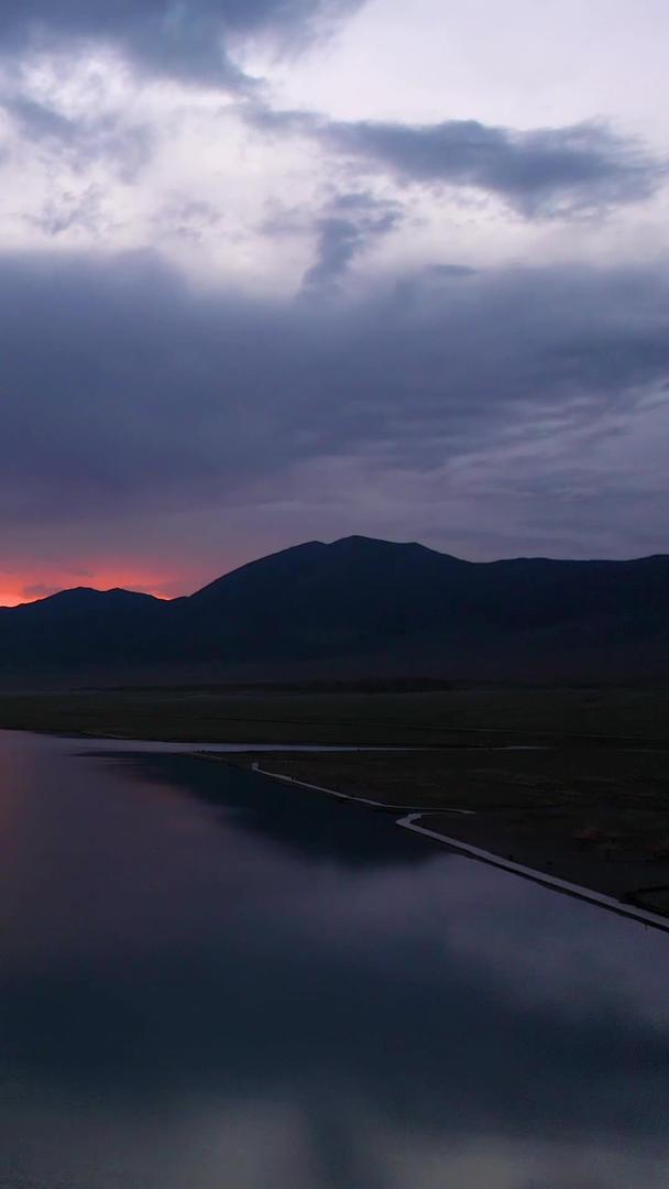 航拍5A景区赛里木湖壮观的日落景观视频视频的预览图