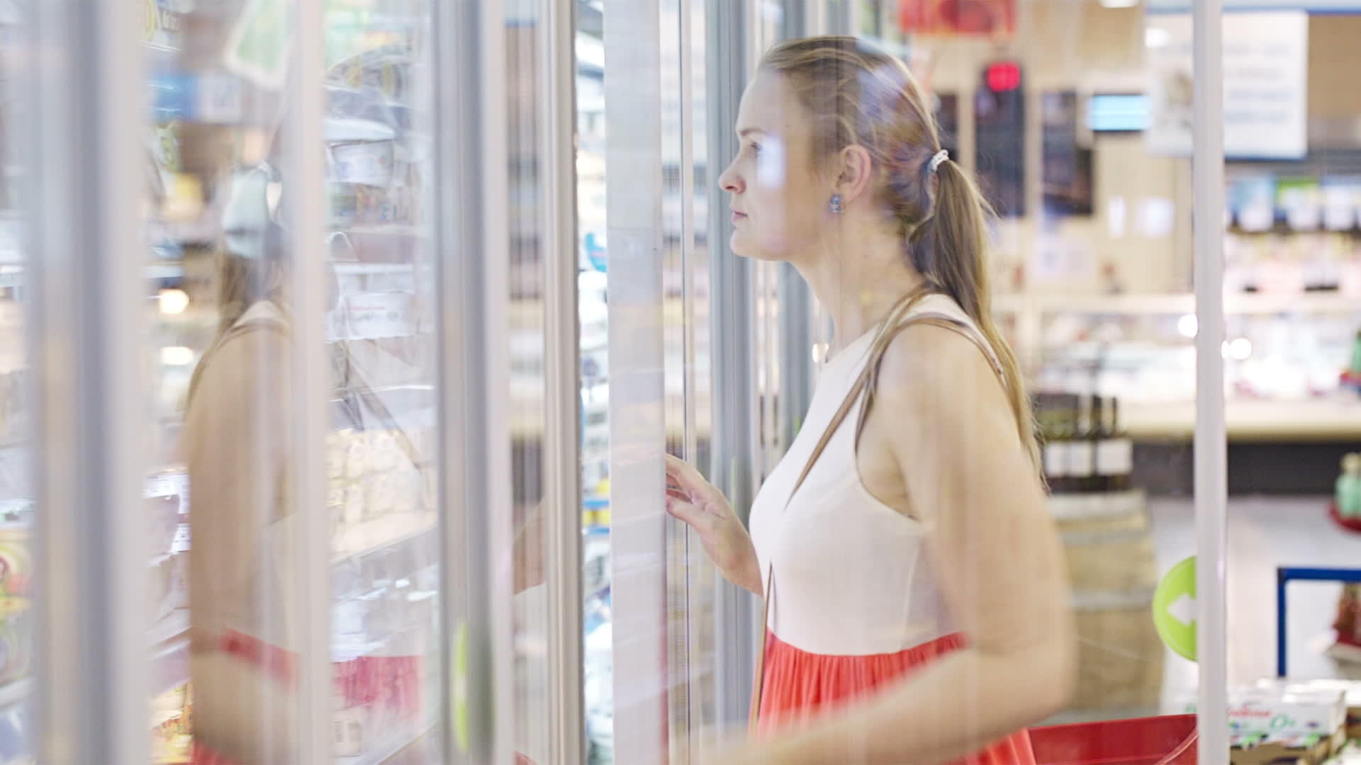 超市里的年轻女性视频的预览图
