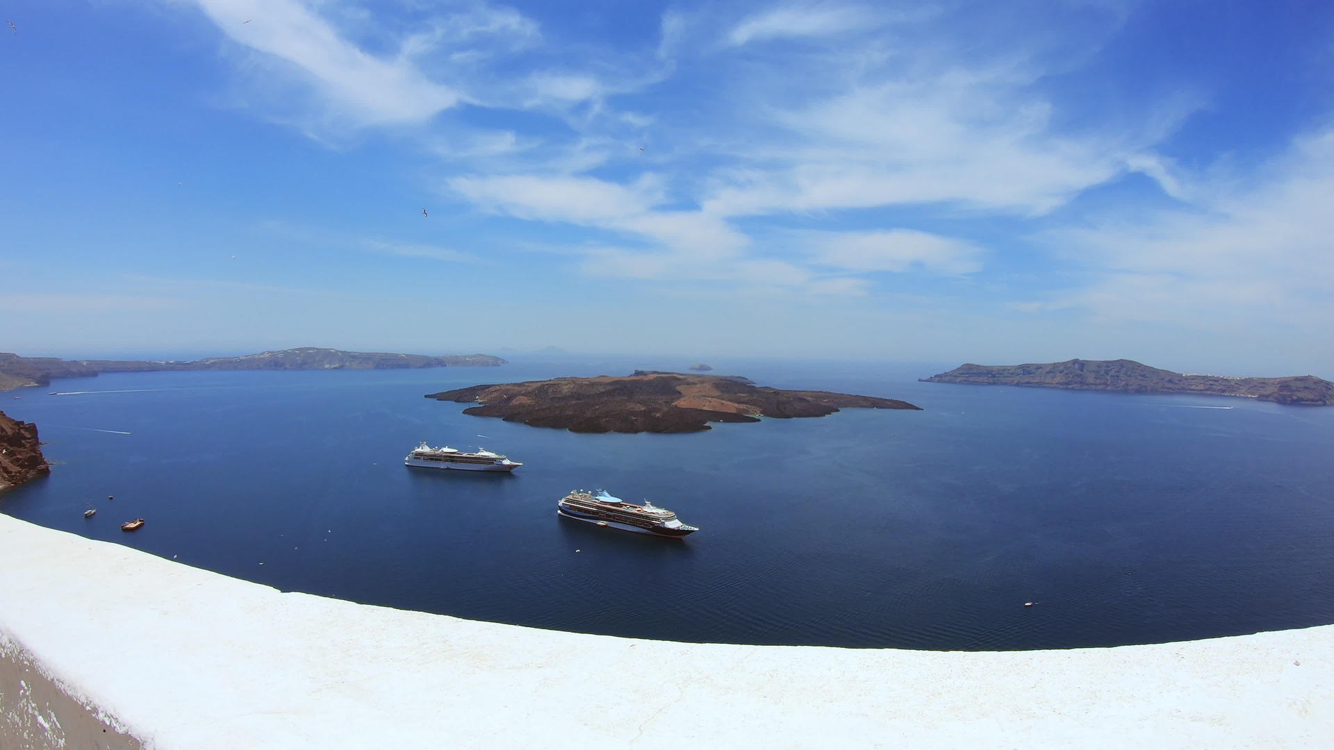 在Fira屋顶被射中Santorini用轮渡游轮视频的预览图