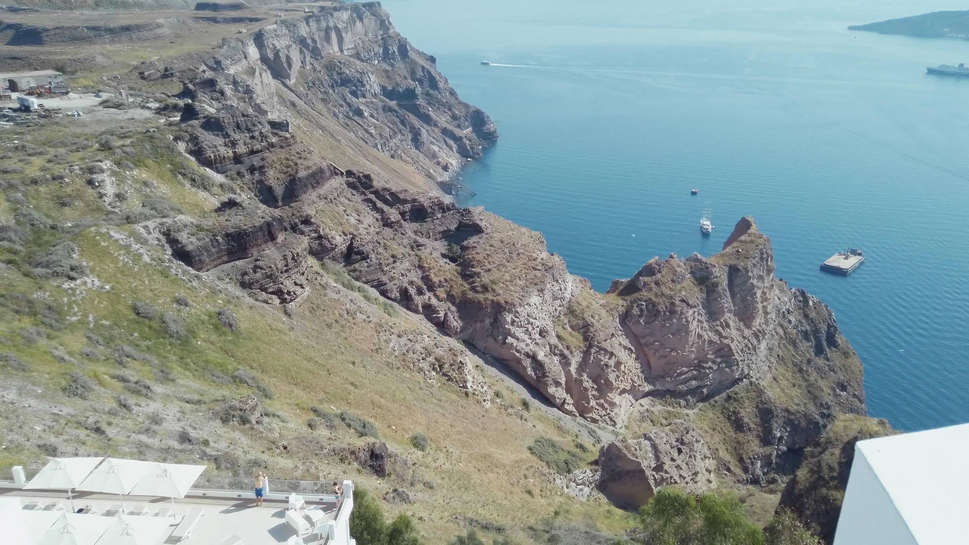 Santorini镇fira高火山岩和蓝海视频的预览图