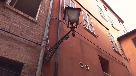 在意大利Ferrara通过dellevolte的街道视频的预览图