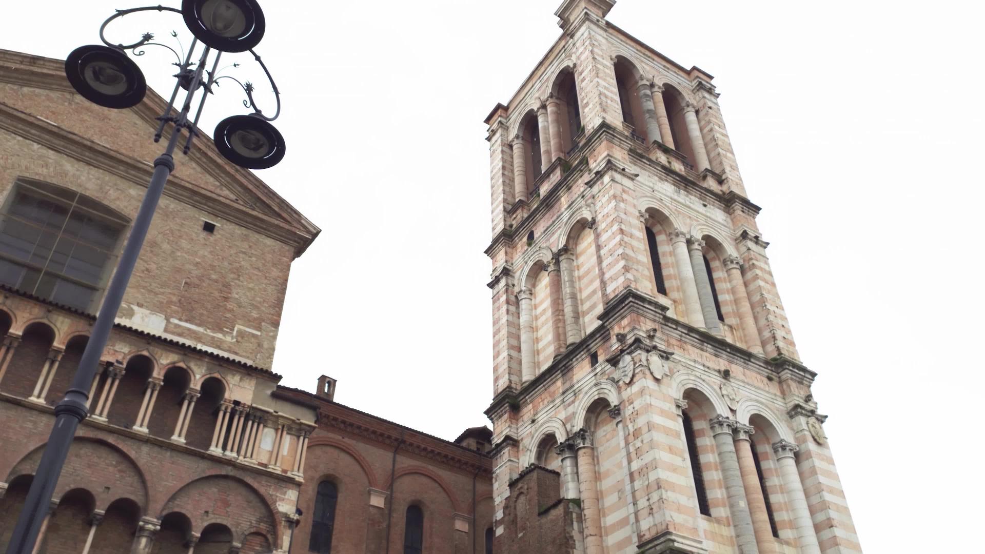 Ferrara4的Sangiorgio大教堂钟楼视频的预览图