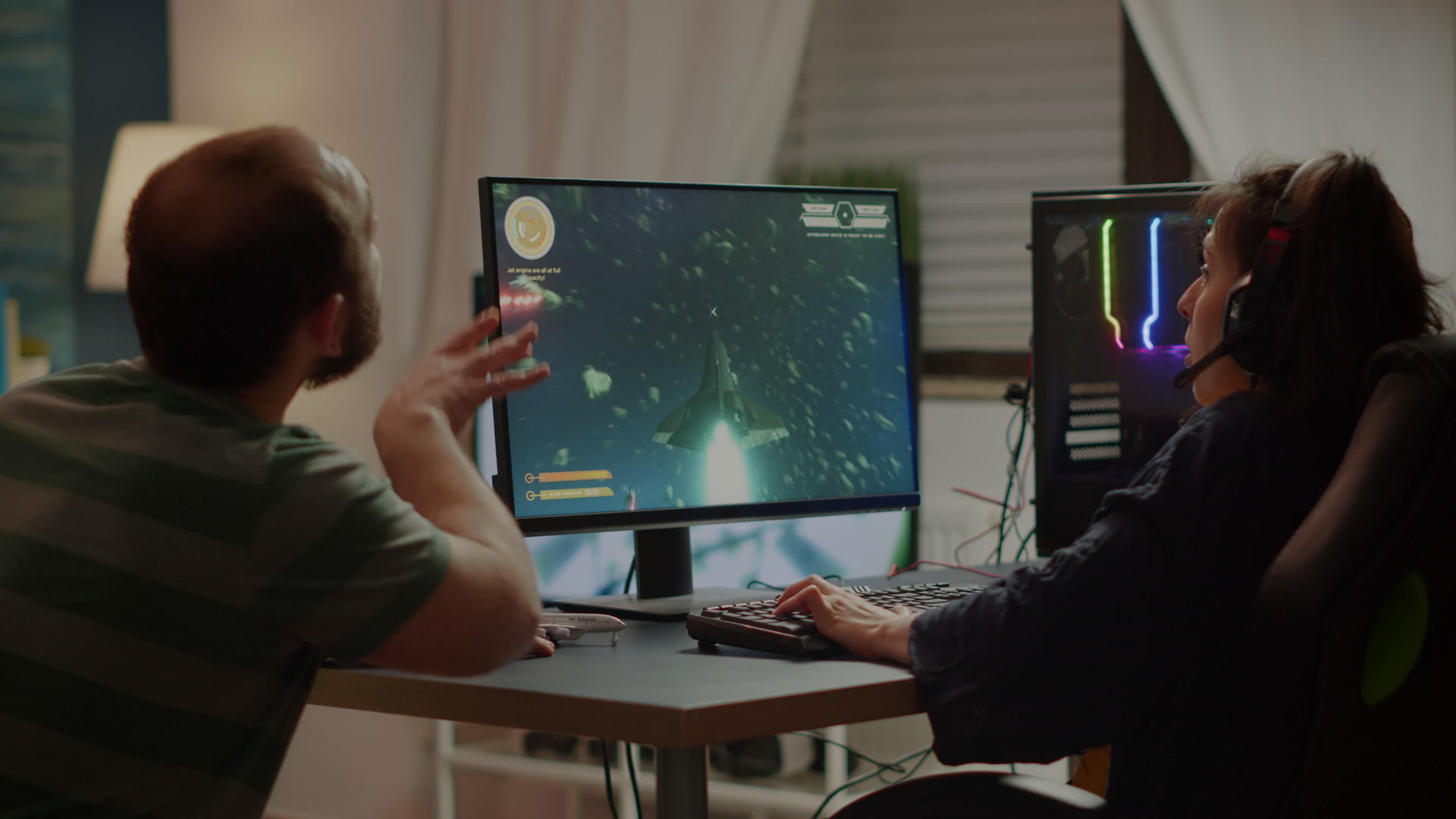 一对兴奋的夫妇在虚拟比赛中赢得了太空射手游戏视频的预览图