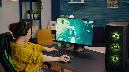 在竞争性的电子游戏中玩专业的埃斯波特游戏视频的预览图
