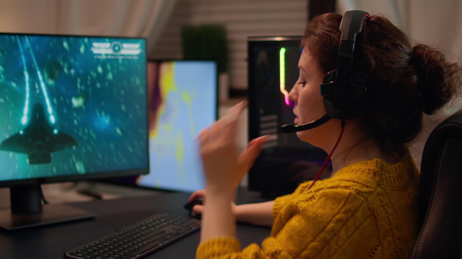 专业女艺人游戏玩家用耳机麦克风说话视频的预览图