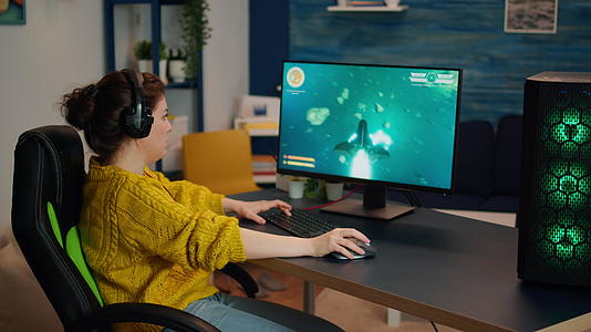 专注于女性玩家Wirhheadet玩射击手在线电子游戏视频的预览图