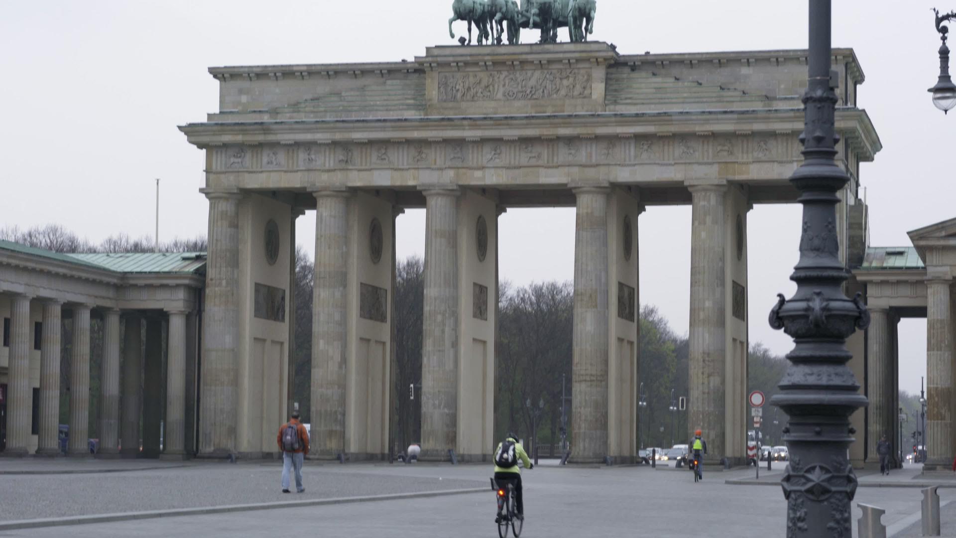 骑自行车的人经过伯林的勃兰登堡门视频的预览图