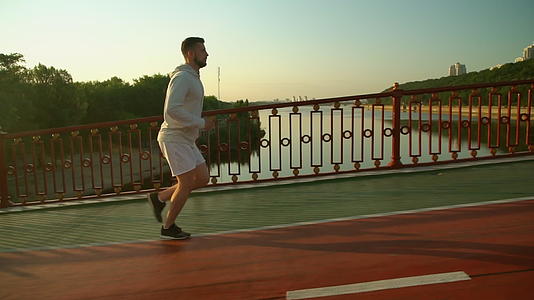 城市慢跑运动员正在锻炼视频的预览图