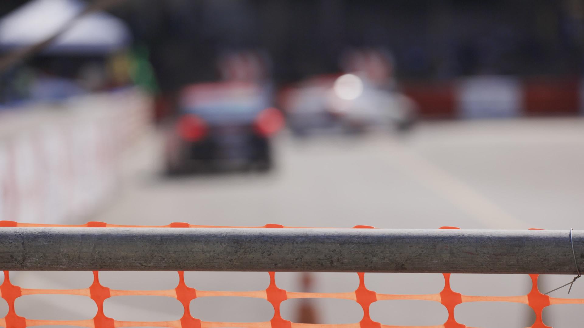 赛马场上的竞争车辆视频的预览图