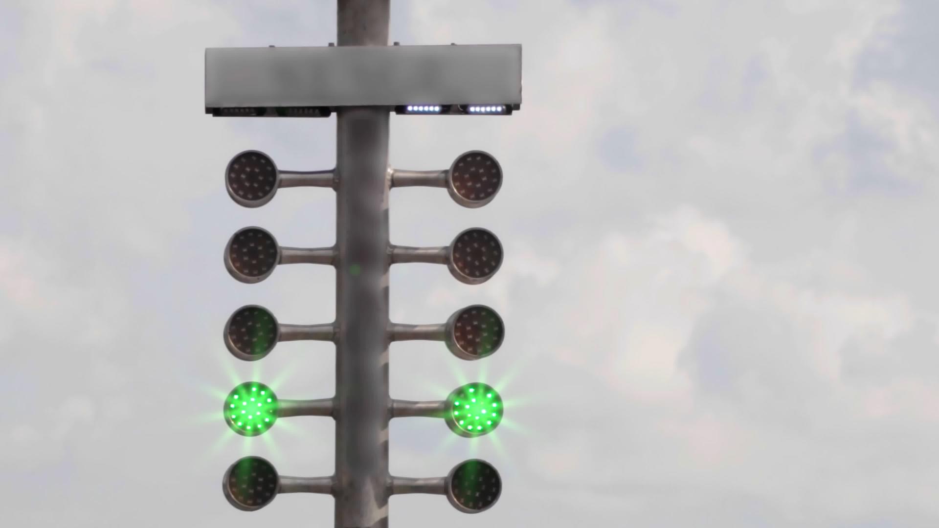 在四分之一英里的电路中赛马街的树灯发出了舞台灯的信号视频的预览图