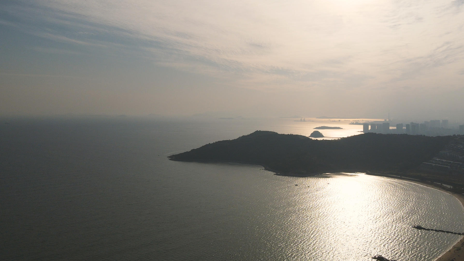 航拍阳光照耀下的海洋海景自然风光4k素材视频的预览图