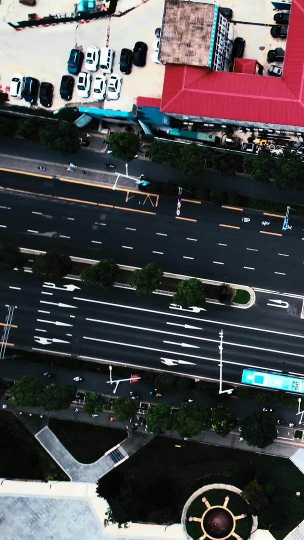 城市交通十字路口航拍交通交通十字路口视频的预览图