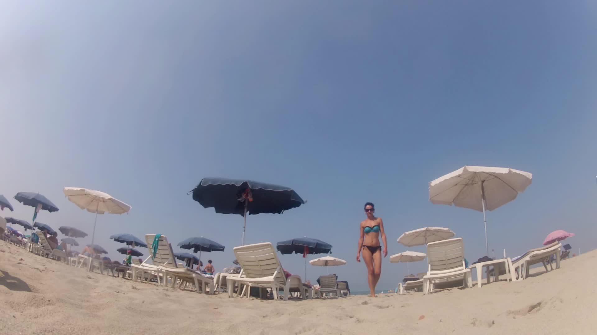 女人走在沙滩上视频的预览图