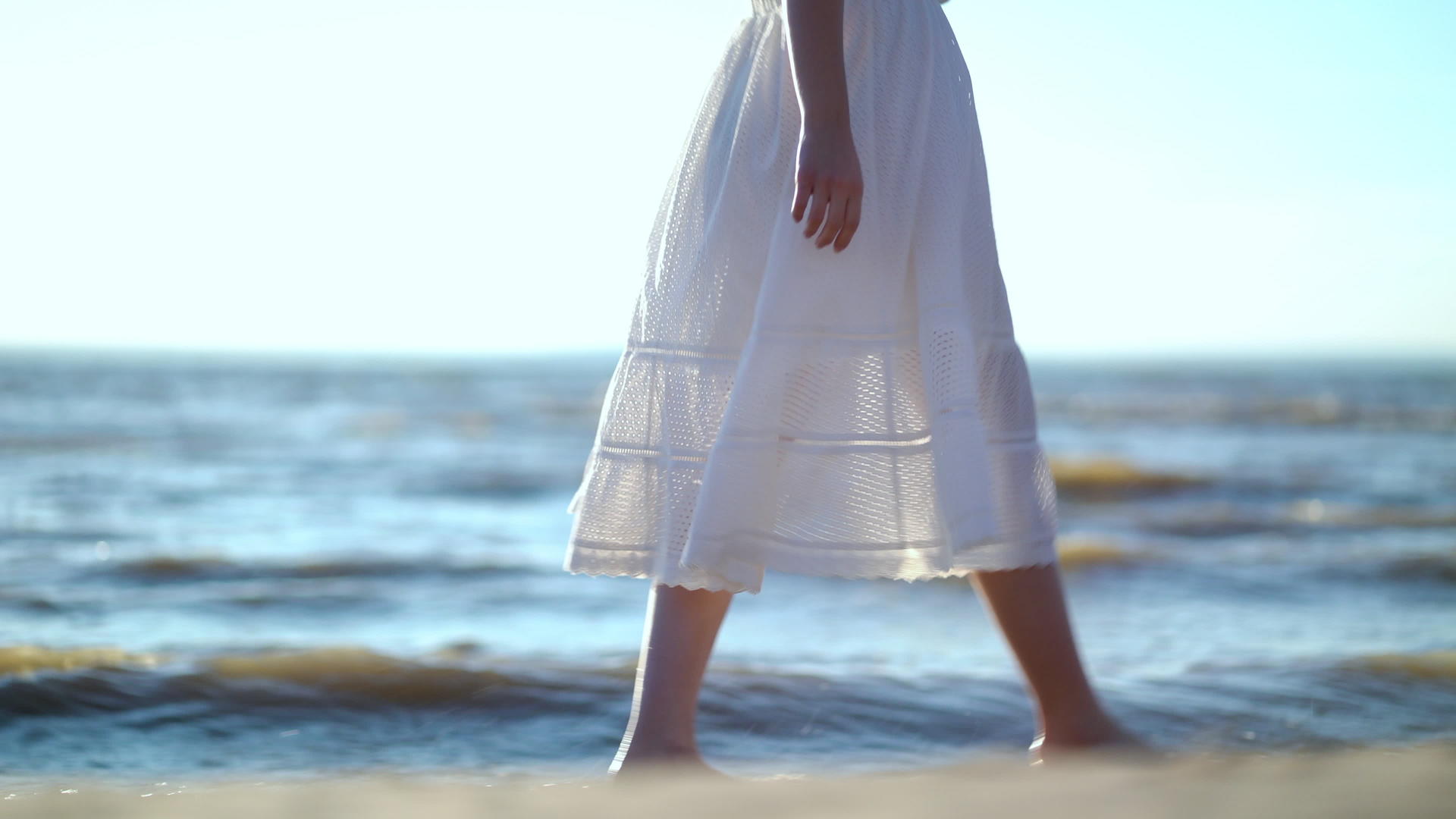 一个穿着白裙子的女人躺在海上休息她穿着白色衣服躺在海里视频的预览图