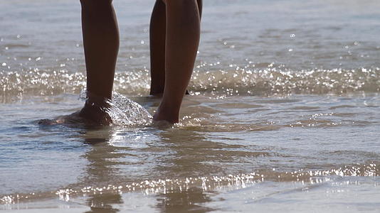 赤脚走在海滩上视频的预览图