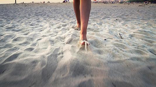 赤脚女人在海滩上散步电影制片人Standicam视频的预览图