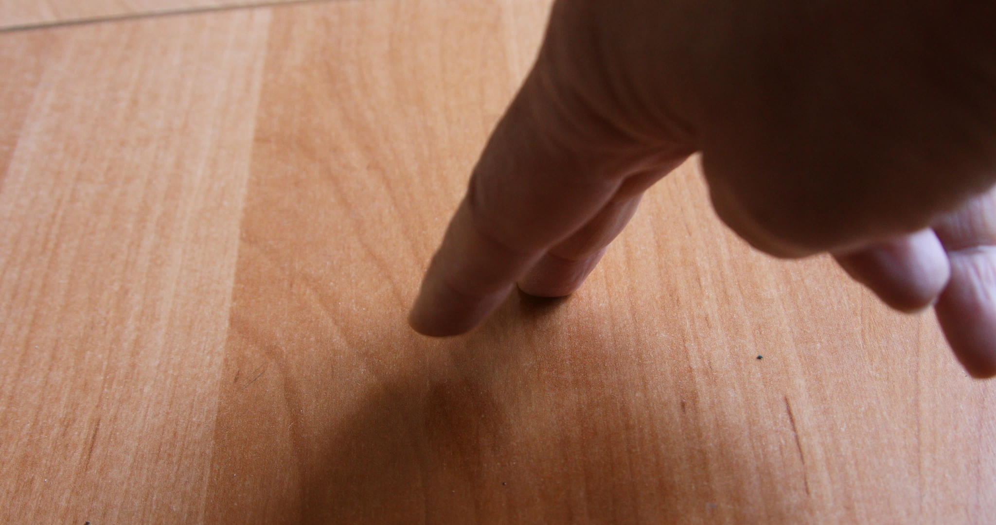 双手、双手、双手和一只手指跨地板视频的预览图