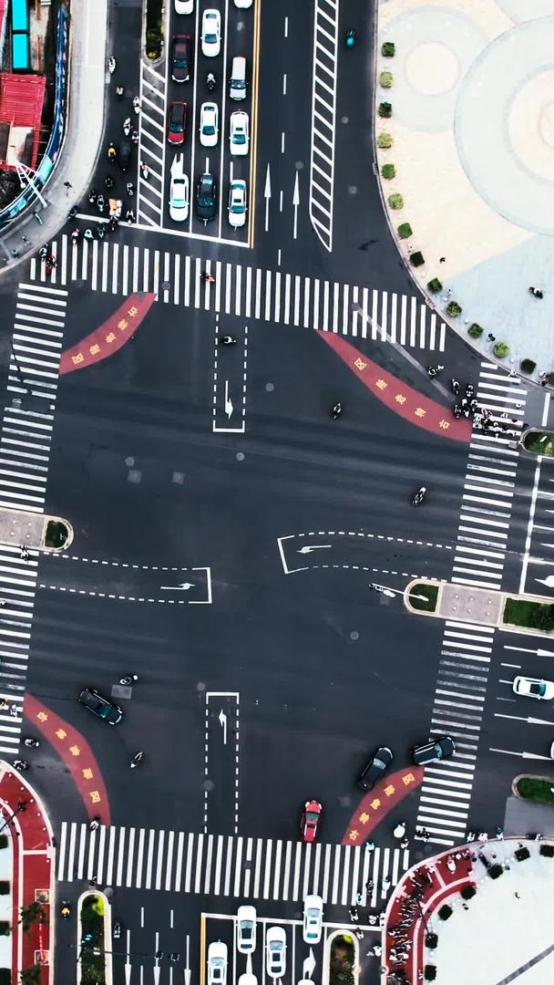 城市交通十字路口航拍交通交通十字路口视频的预览图
