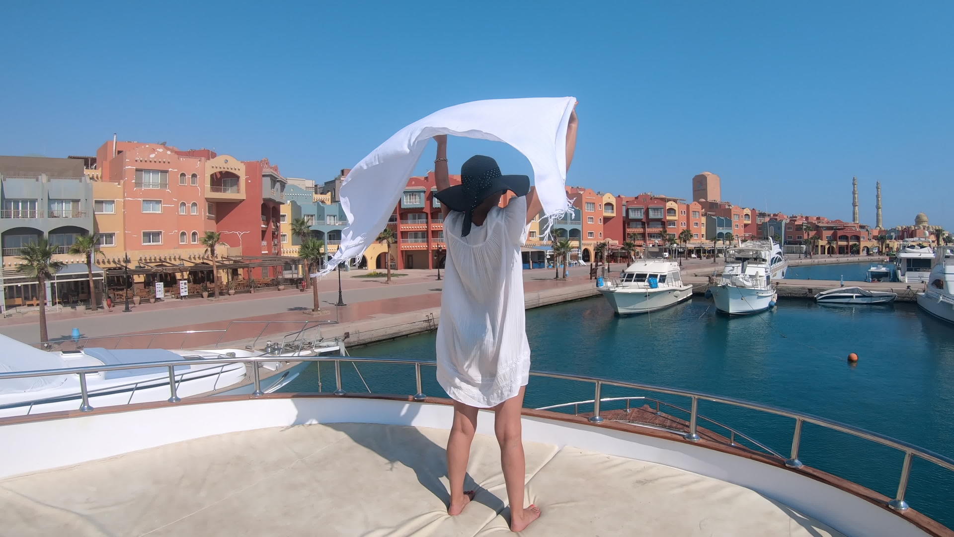 穿着白色裙子和帽子穿着白色的裙子和帽子挥舞着织布围巾Hurghada视频的预览图